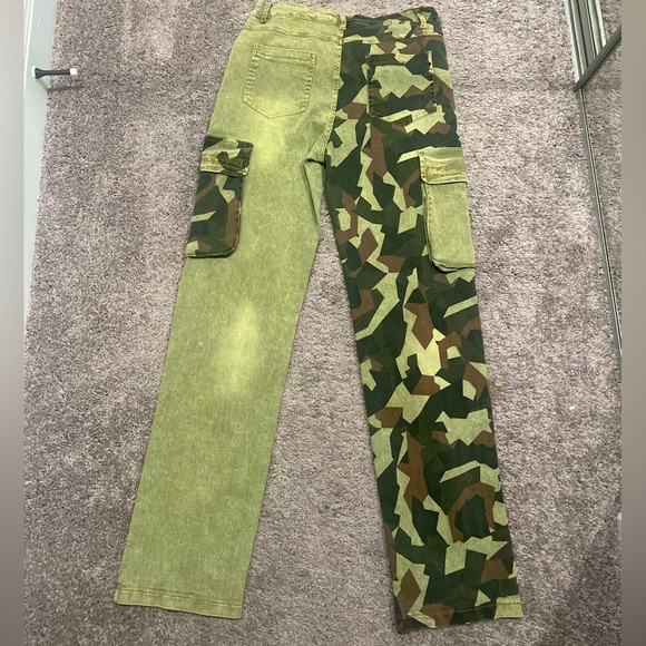 Two-Tone Camo Jeans - Picture 3 of 4